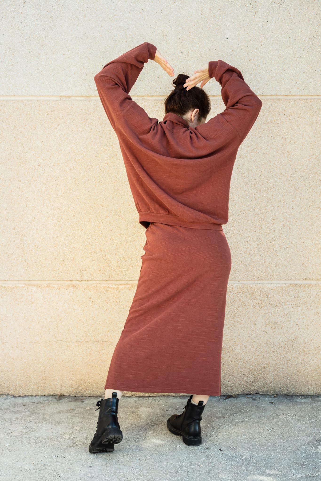 Midi-rok met rechte pasvorm en een elastische tailleband in zacht gebreid tricot.