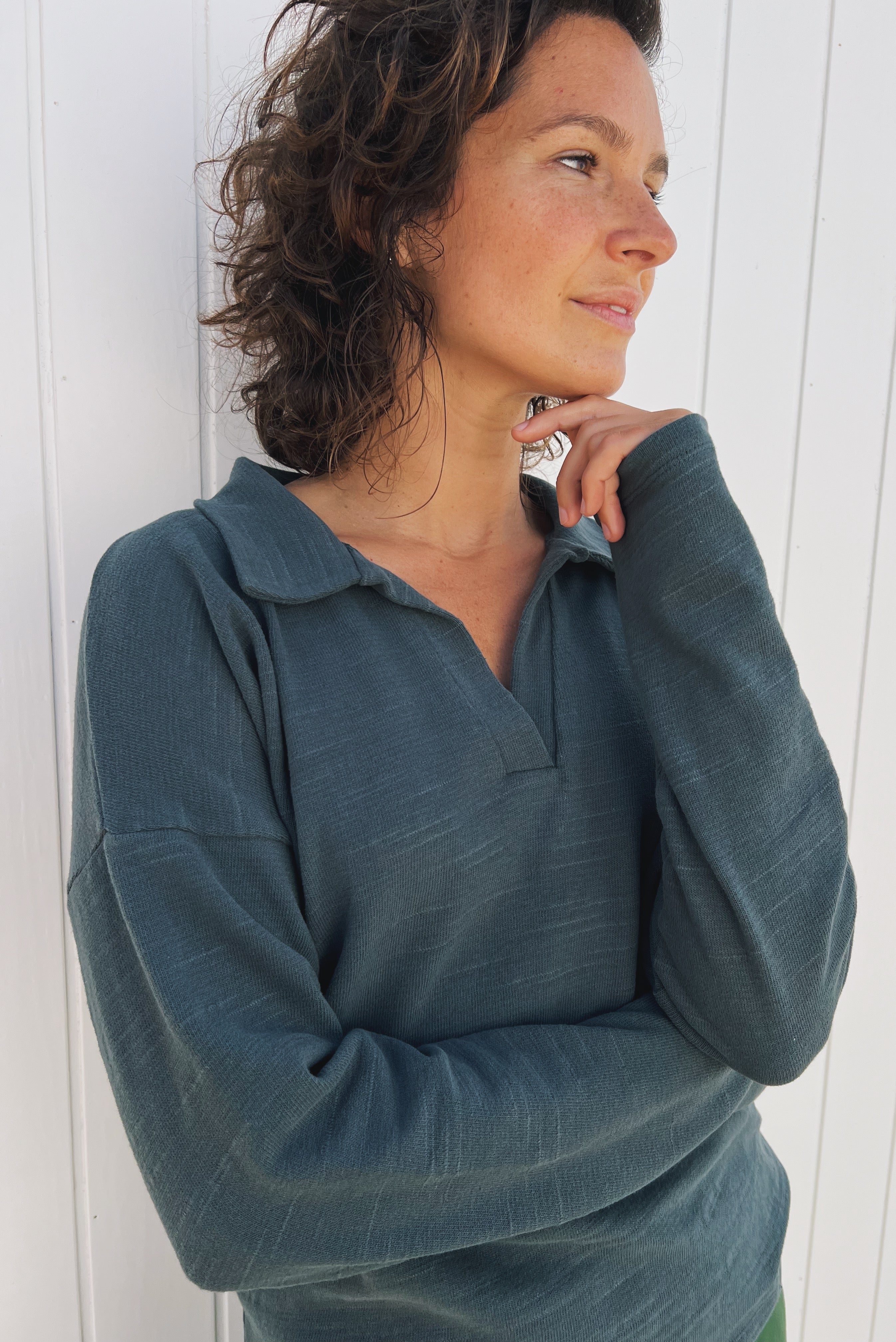 Sweater with long, straight sleeves and a loose fit made of soft knitted jersey. The neck is finished with a buttonless V-neck with collar.