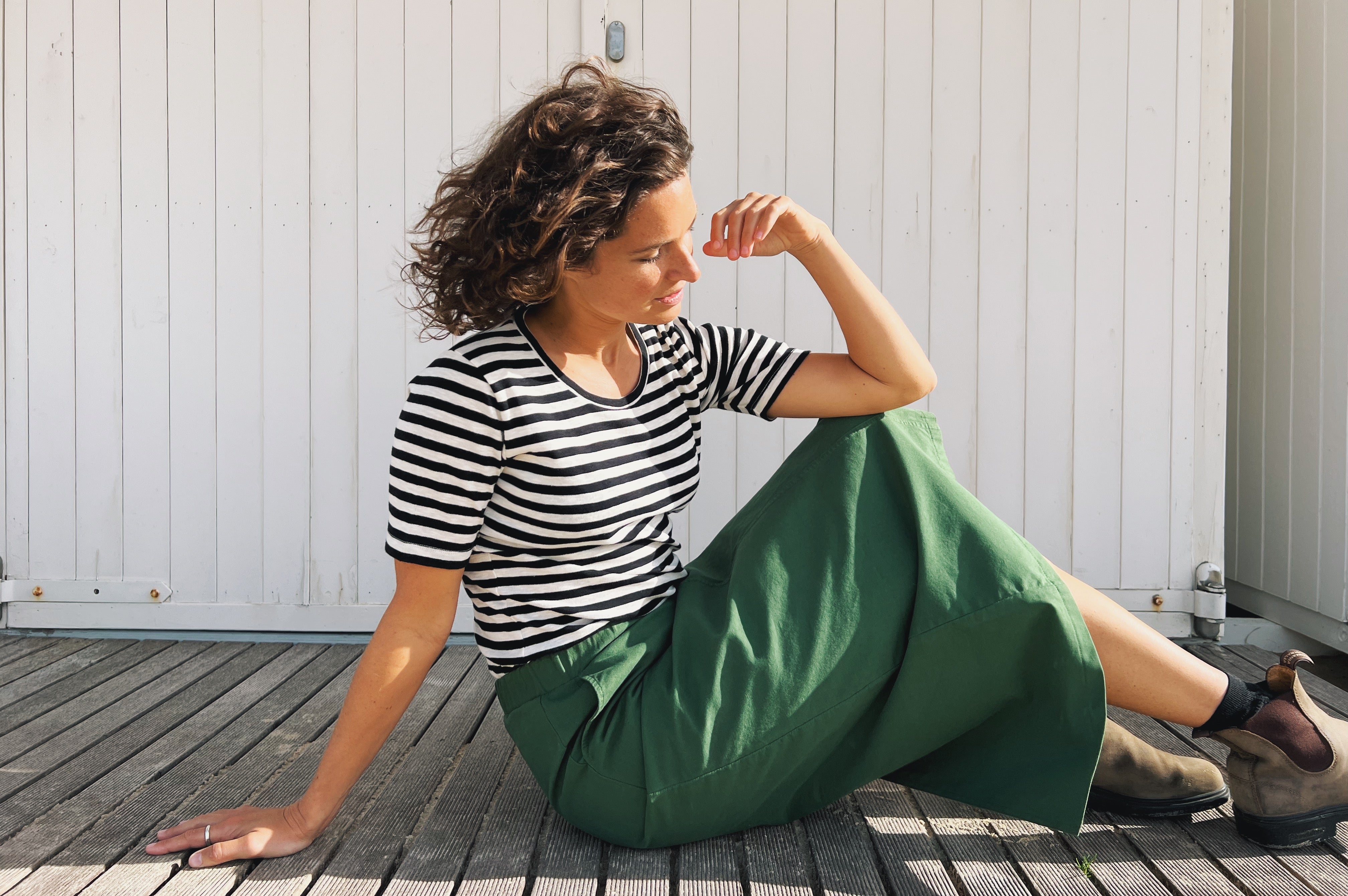 Midi skirt with a straight fit and elastic waistband. The side zipper and back slit ensure a seamless and smooth fit.