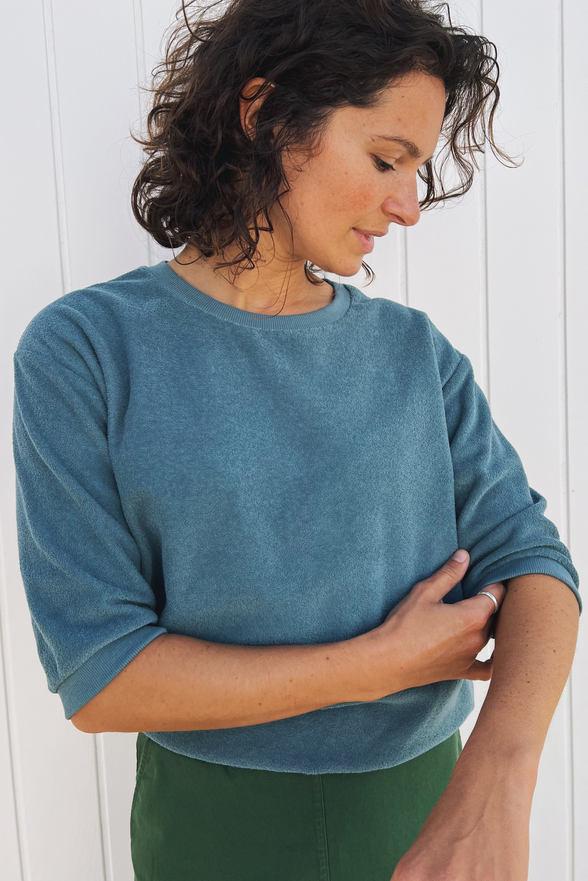 Midsleeve sweater with a round neckline, 1/2 sleeves with ribbed cuffs, and a loose fit. Finished with a ribbed waistband.