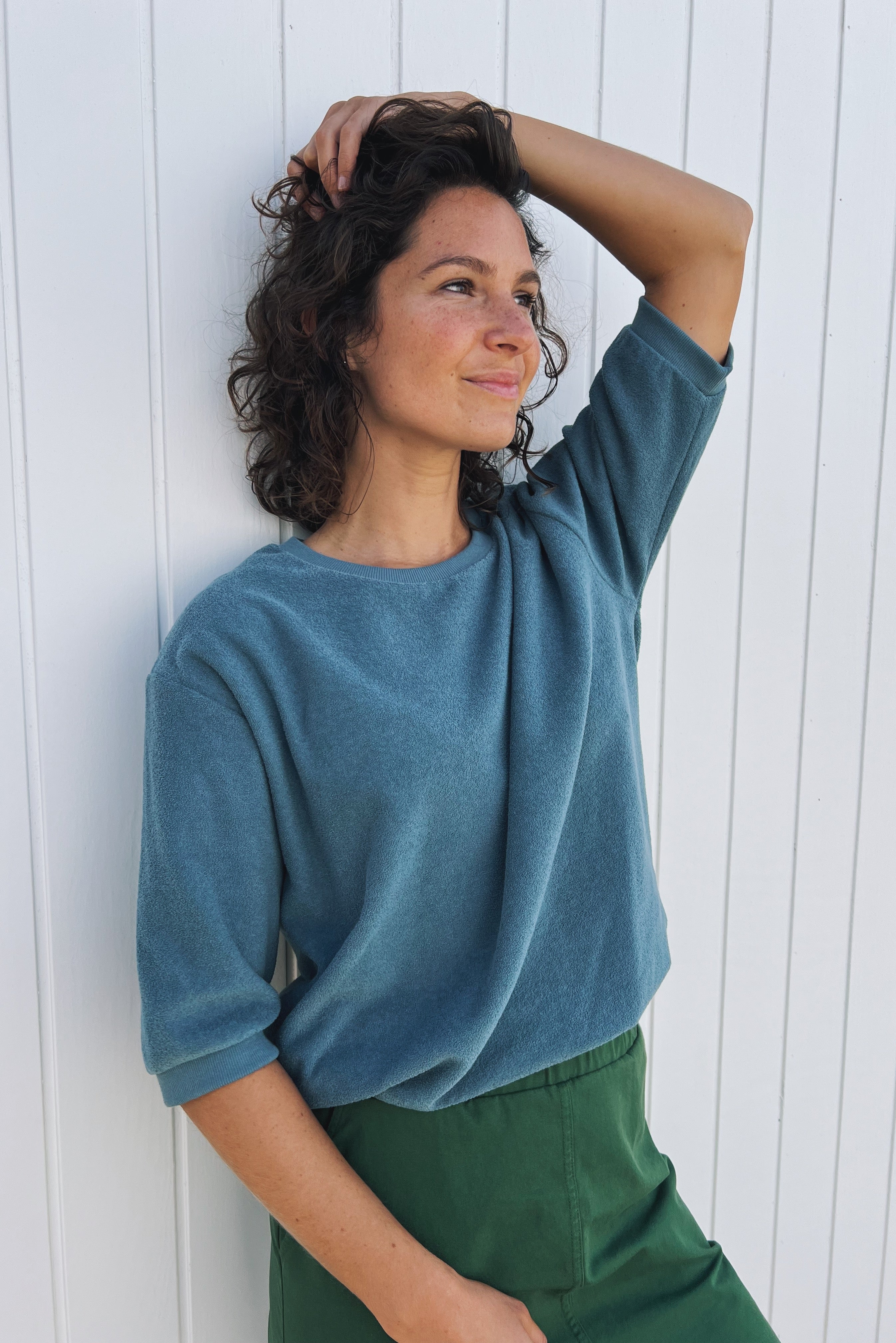 Midsleeve sweater with a round neckline, 1/2 sleeves with ribbed cuffs, and a loose fit. Finished with a ribbed waistband.