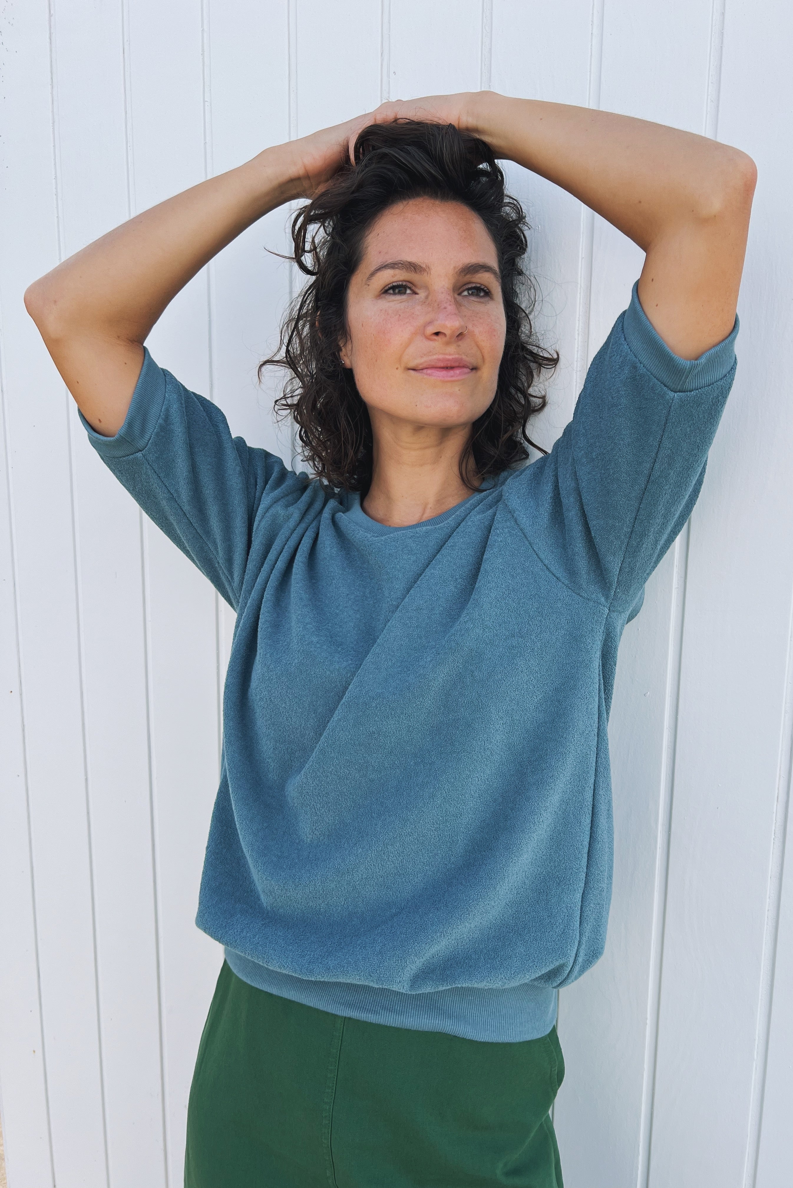 Midsleeve sweater with a round neckline, 1/2 sleeves with ribbed cuffs, and a loose fit. Finished with a ribbed waistband.