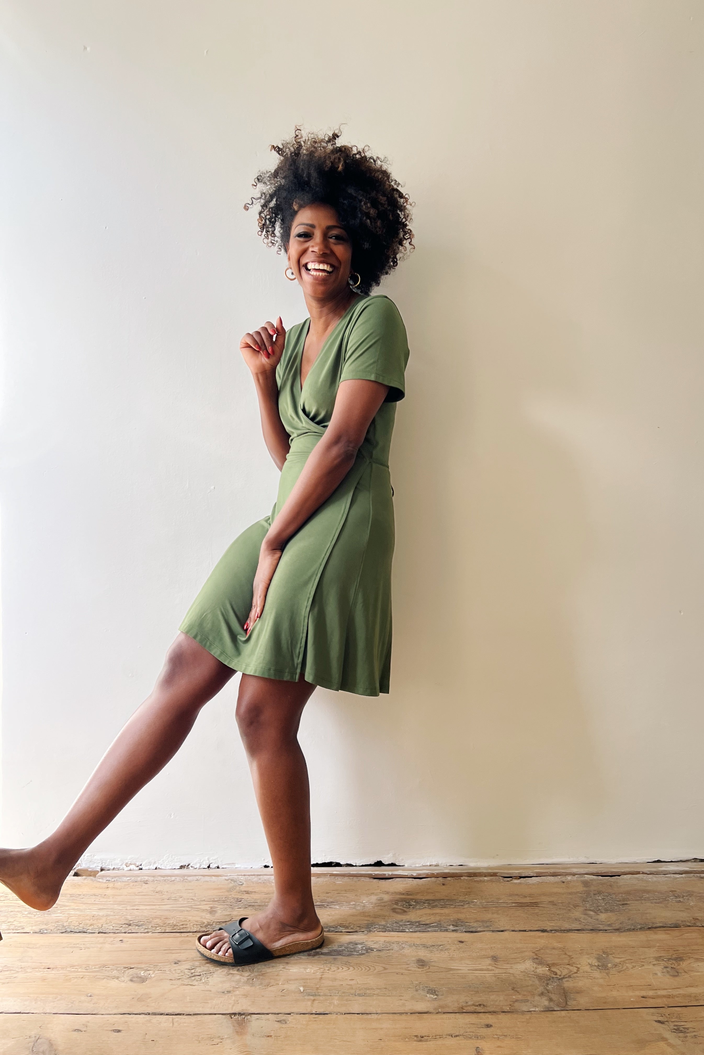 Wrapp dress with midsleeves in silky viscose with a drawstring to the side.