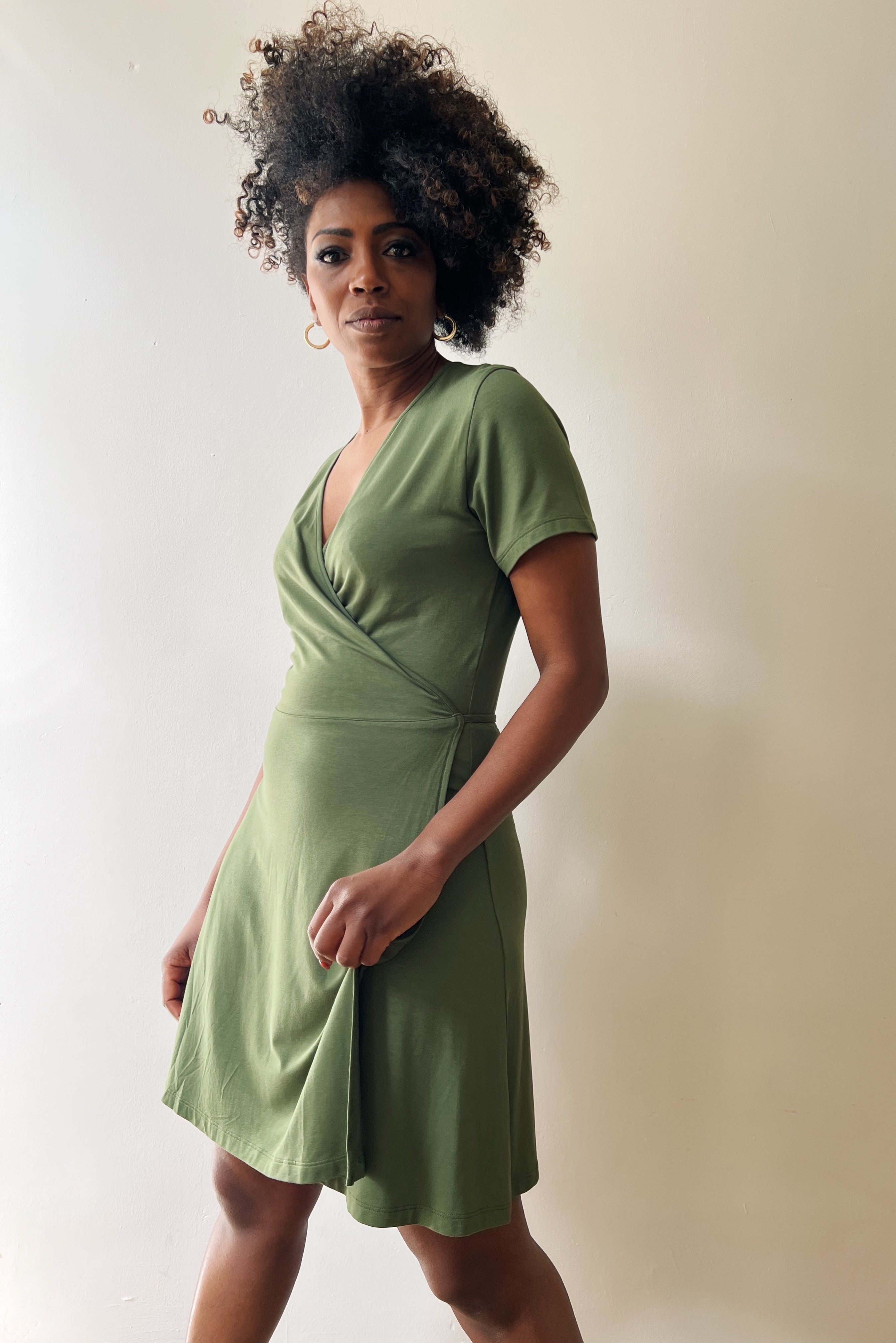 Wrapp dress with midsleeves in silky viscose with a drawstring to the side.