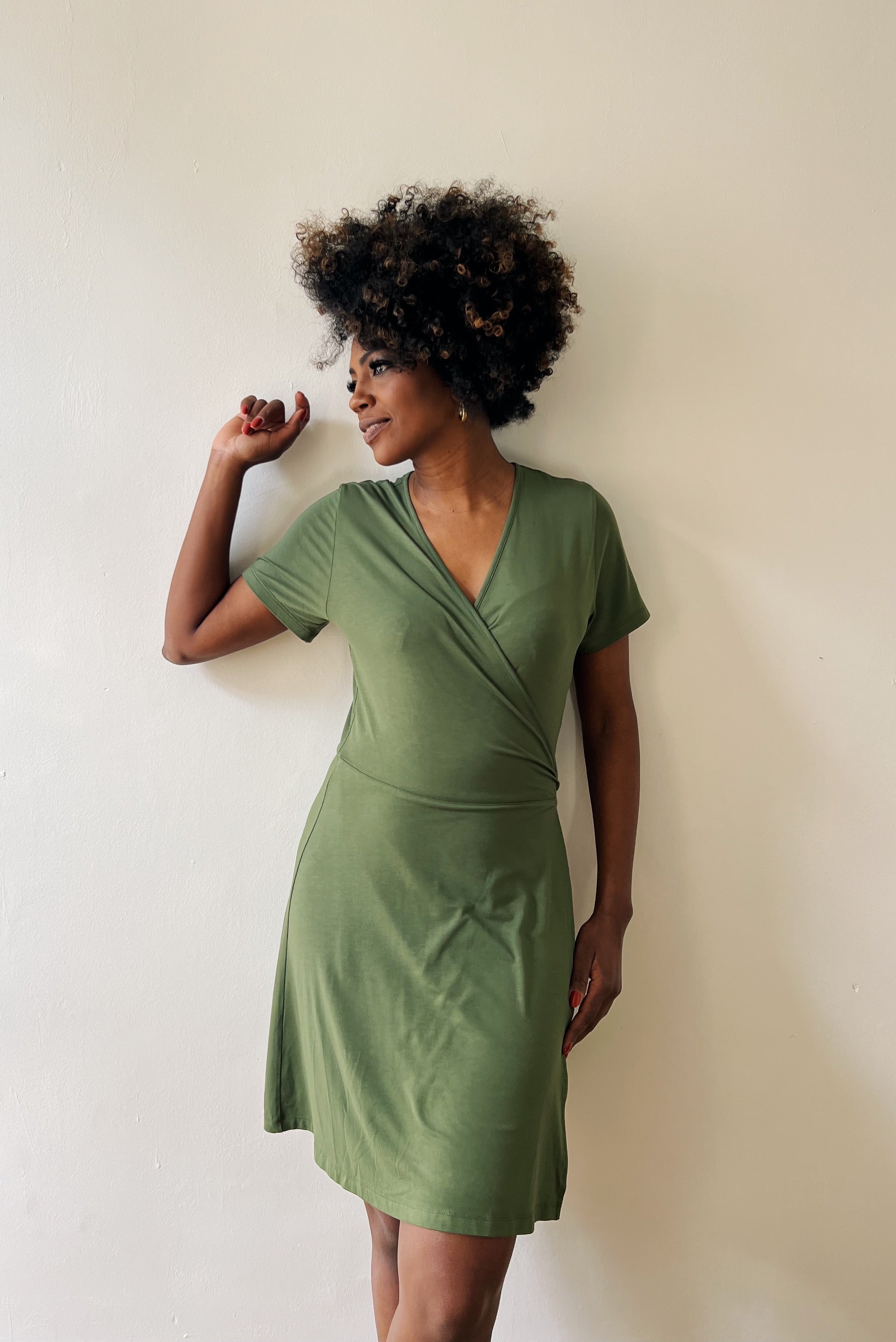 Wrapp dress with midsleeves in silky viscose with a drawstring to the side.