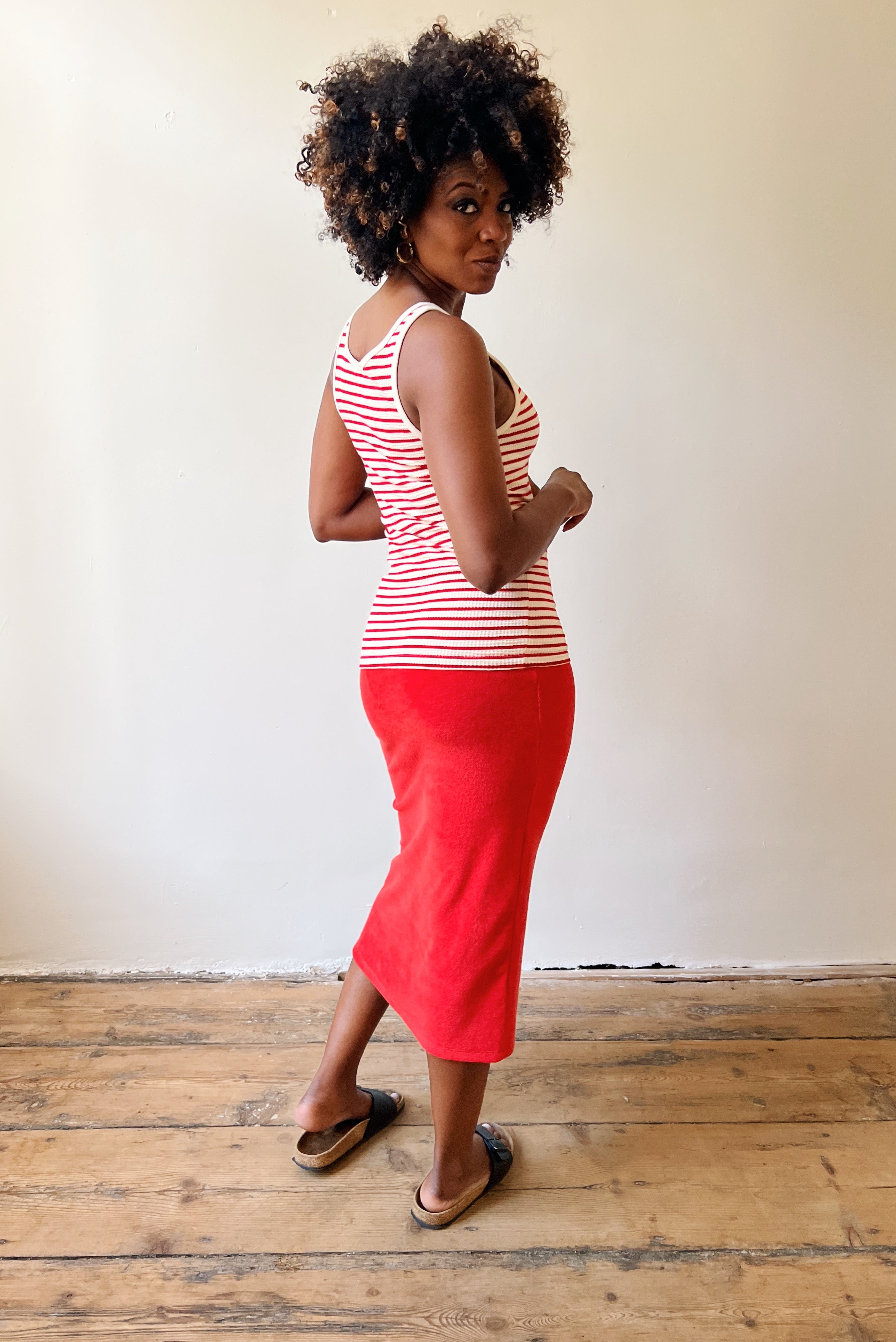 Tanktop in soft jersey with open neck and fine shoulder straps.