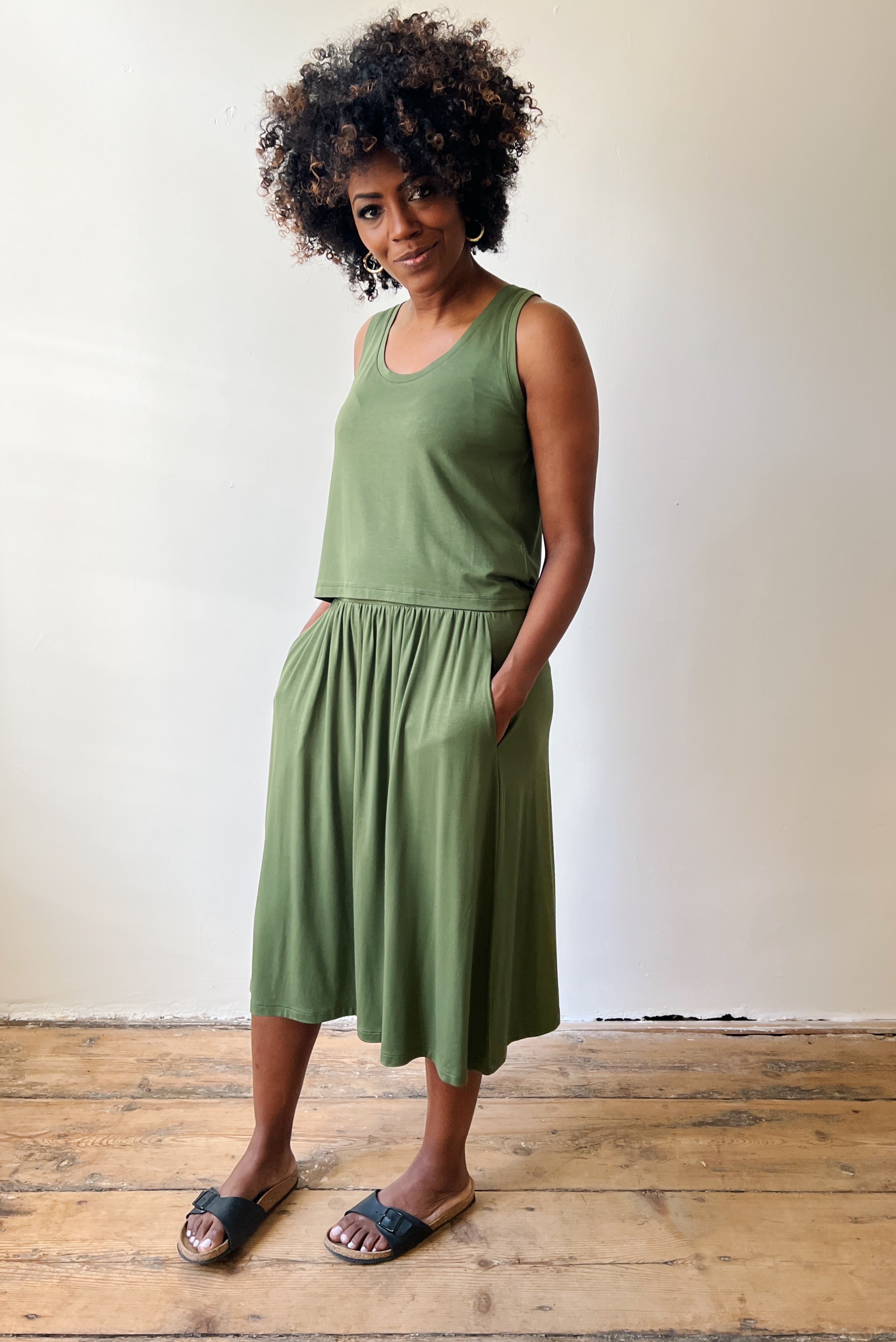 Flowy midi-skirt in silky viscose with an elastic waistband and two side pockets.