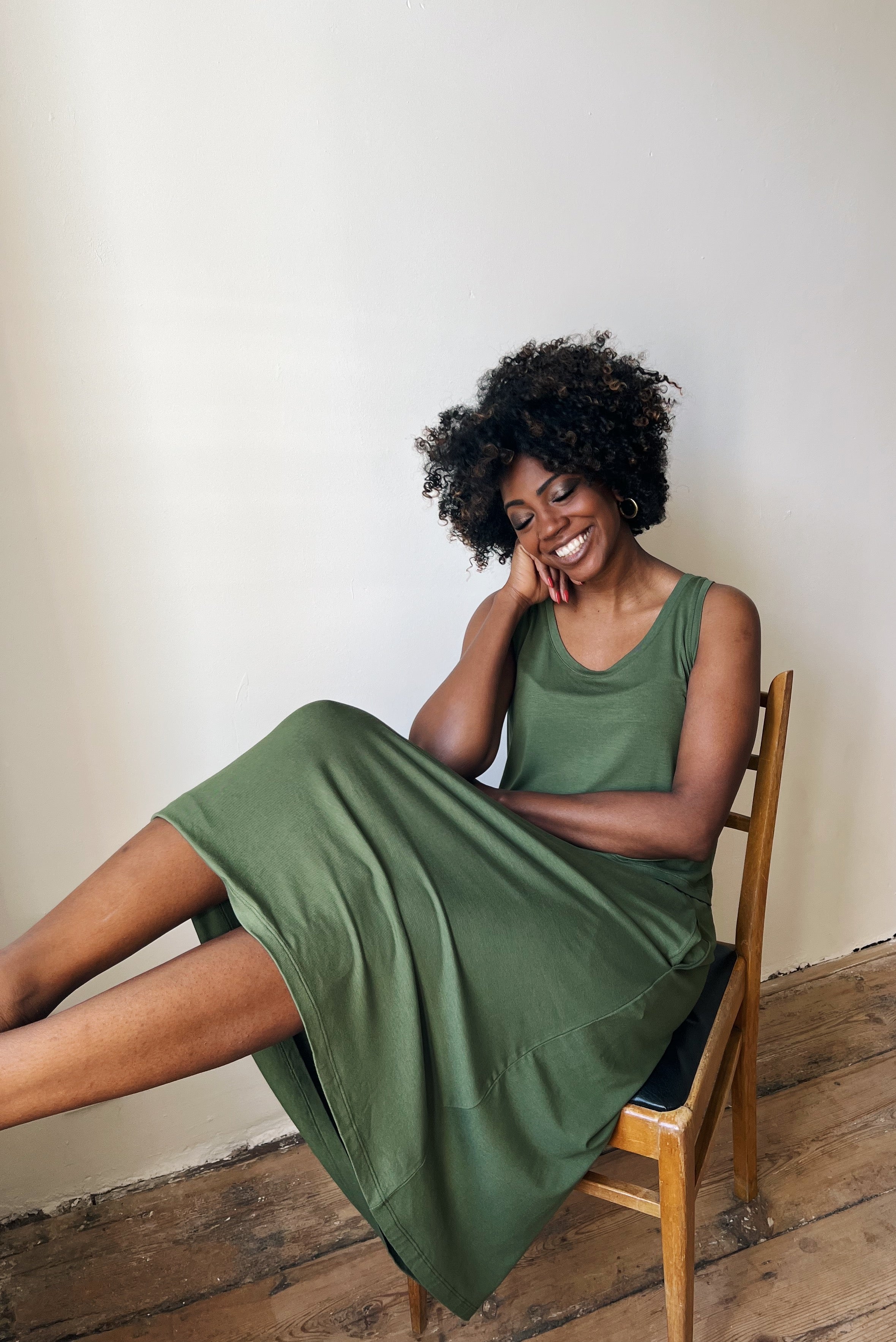 Flowy midi-skirt in silky viscose with an elastic waistband and two side pockets.