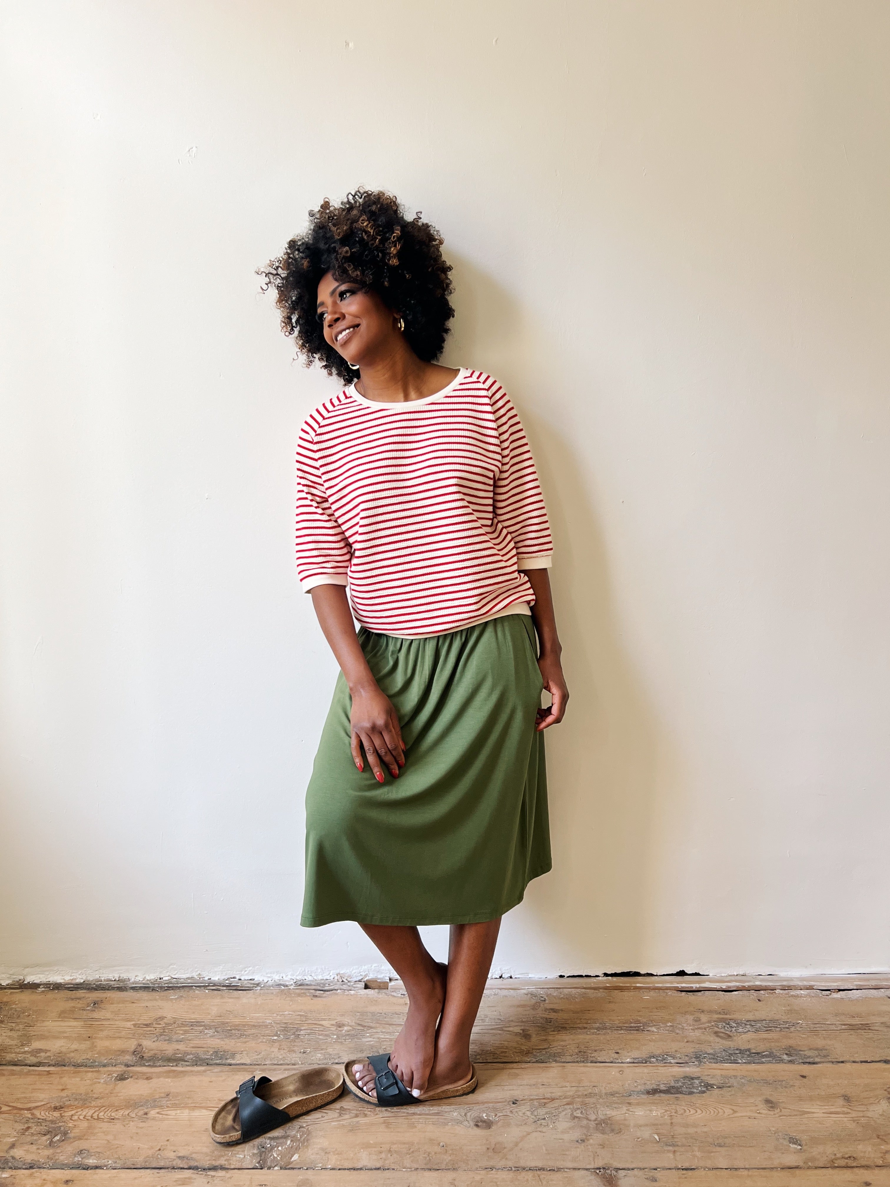 Flowy midi-skirt in silky viscose with an elastic waistband and two side pockets.