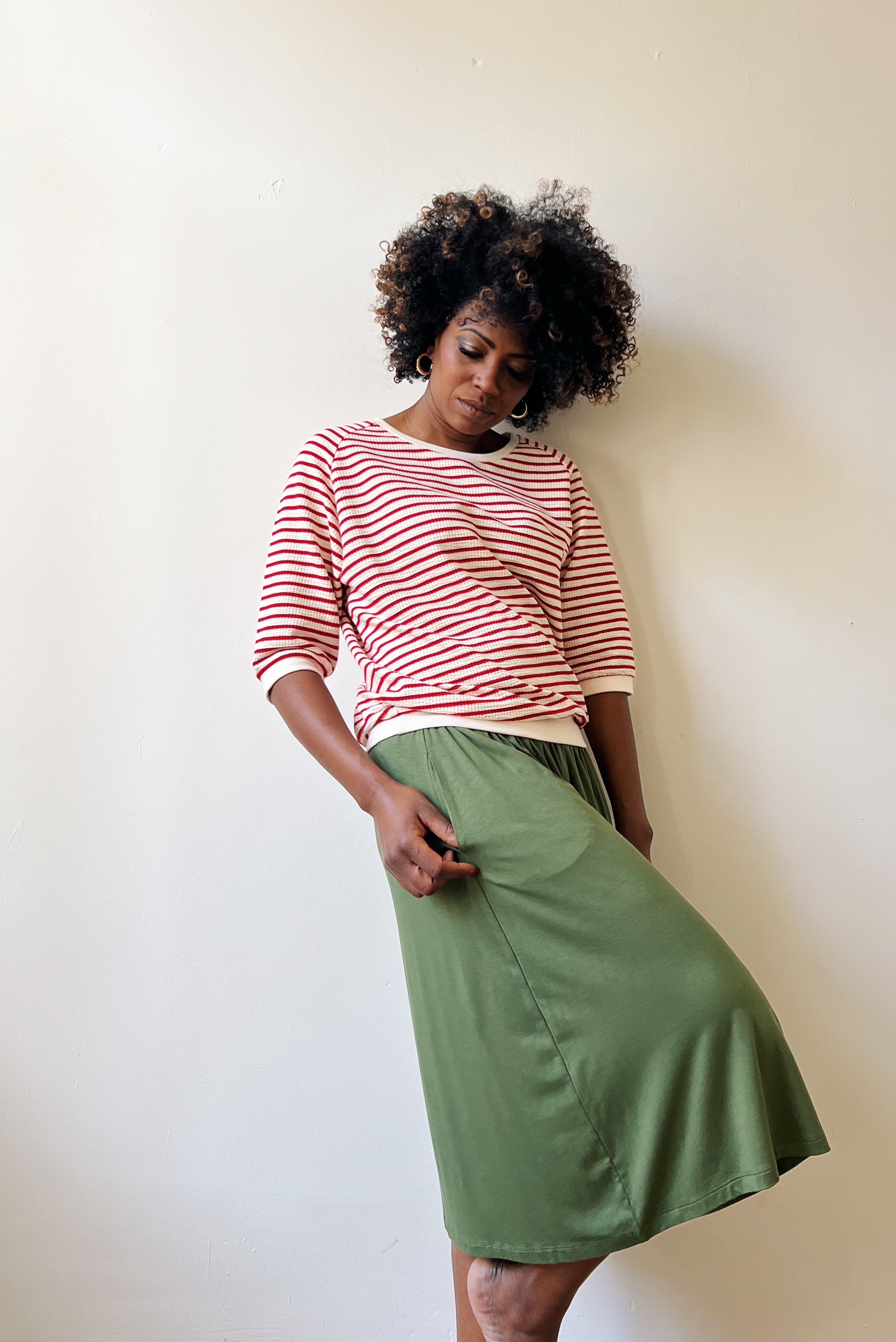 Flowy midi-skirt in silky viscose with an elastic waistband and two side pockets.