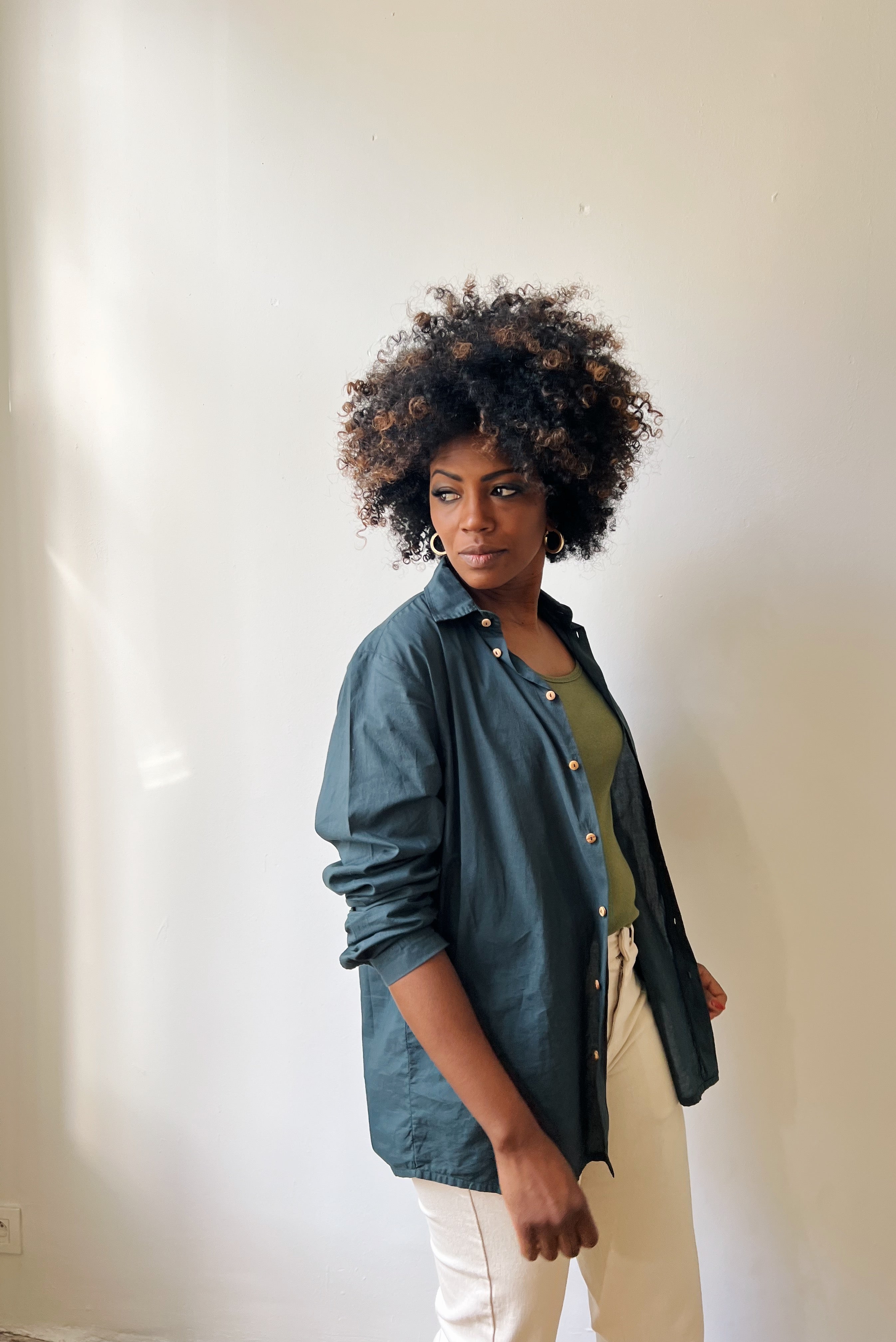 Straight fit shirt finished off with wooden buttons in soft voile. Wear it 2 sizes bigger for an oversized look.