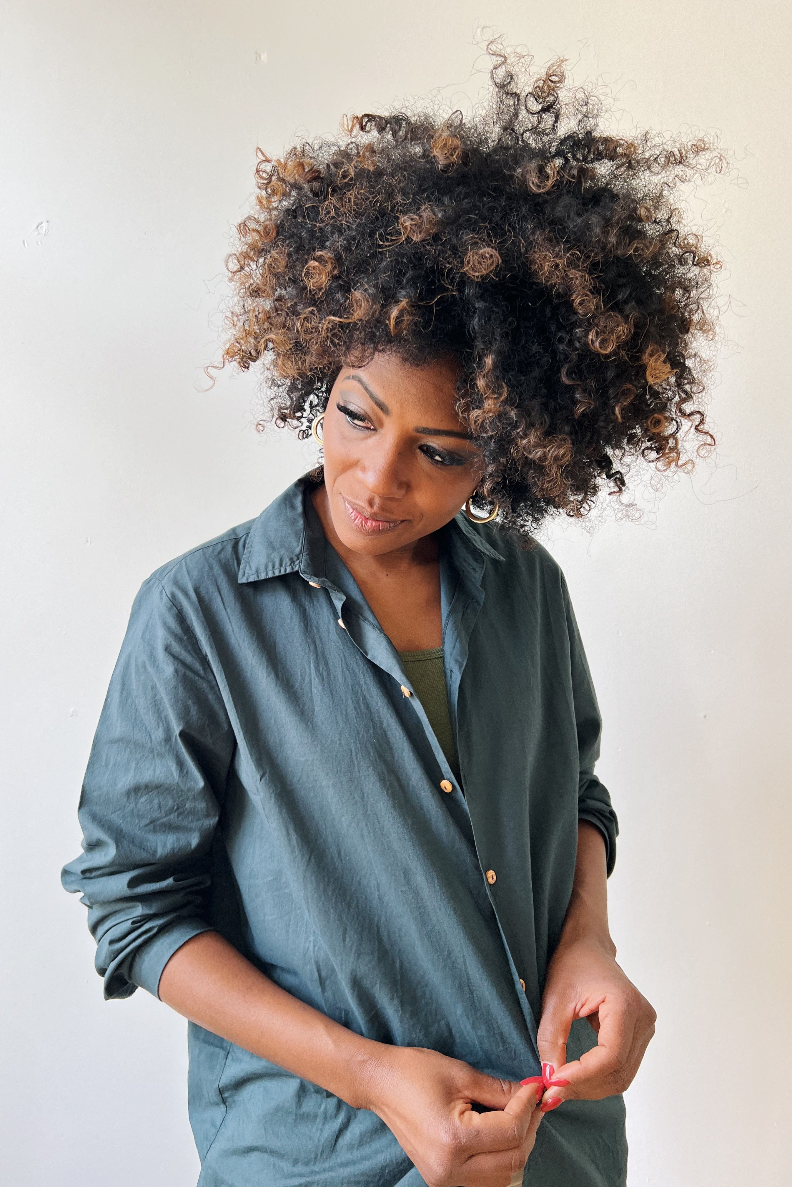 Straight fit shirt finished off with wooden buttons in soft voile. Wear it 2 sizes bigger for an oversized look.